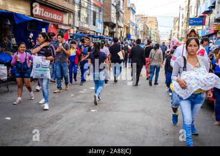 Strade vivaci sul mercato vecchio (o Mercado 25 de Mayo) area a Cochabamba, in Bolivia Foto Stock