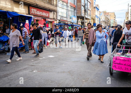 Strade vivaci sul mercato vecchio (o Mercado 25 de Mayo) area a Cochabamba, in Bolivia Foto Stock