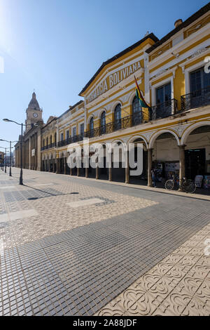 Lo stile coloniale edifici su 14 de Septiembre piazza con la Cattedrale Metropolitana di San Sebastian in background a Cochabamba, in Bolivia Foto Stock