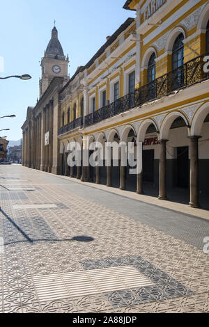Lo stile coloniale edifici su 14 de Septiembre piazza con la Cattedrale Metropolitana di San Sebastian in background a Cochabamba, in Bolivia Foto Stock