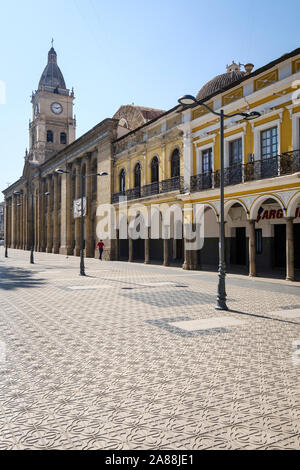 Lo stile coloniale edifici su 14 de Septiembre piazza con la Cattedrale Metropolitana di San Sebastian in background a Cochabamba, in Bolivia Foto Stock