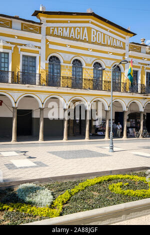 Centric 14 de Septiembre piazza con la Farmacia Boliviana shopping centre in background, Cochabamba Bolivia Foto Stock