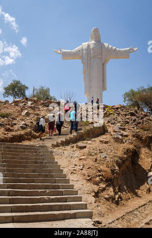 La popolazione locale a piedi fino al Cristo de la Concordia (o Cristo Redentore) Statua in cima al Cerro de San Pedro a Cochabamba, in Bolivia Foto Stock