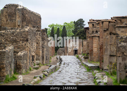 Pompei. L'Italia. Sito archeologico di Pompei. Porta Ercolano Ercolano (gate) e la Via Consolare. Foto Stock