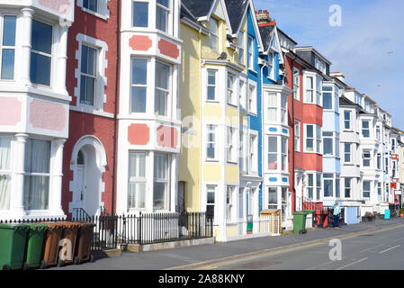 Il Welsh città costiera di Aberdovey (Aberdyfi), Gwynedd, West Wales, Regno Unito. Fila di case a schiera sul lungomare. Foto Stock