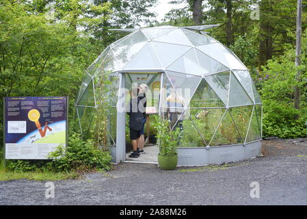 Cupola solare serra presso il Centre for Alternative Technology in Pantperthog, Wales, Regno Unito Foto Stock