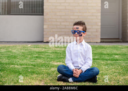 Ritratto di ragazzo Australiano con bandiera tatuaggio sul suo pulcino e occhiali da sole su Australia Day Foto Stock