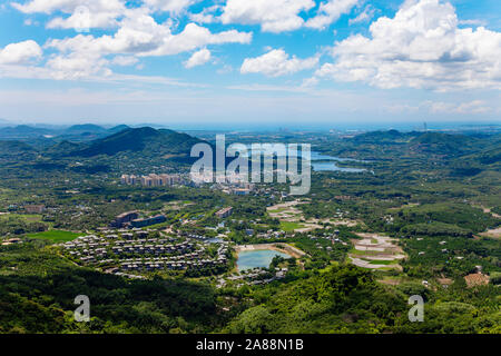 China Sanya Hainan Airal Vista del paesaggio con cielo blu e. nuvole Foto Stock