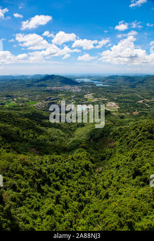 China Sanya Hainan Airal Vista del paesaggio con cielo blu e. nuvole Foto Stock