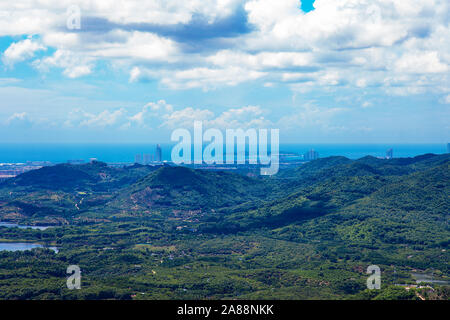 China Sanya Hainan Airal Vista del paesaggio con cielo blu e. nuvole Foto Stock