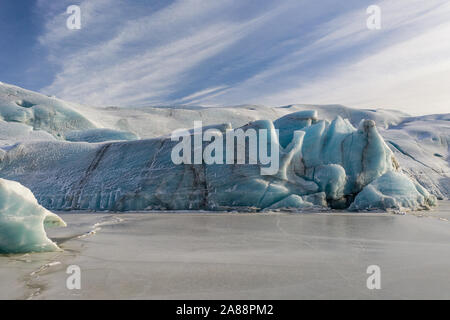 Vista aerea della Sv nafellsj kull ghiacciaio in tempo soleggiato. L'inizio della primavera in Islanda. Foto Stock