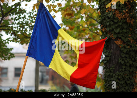 Dettagli con la bandiera rumena con un foro, il simbolo della rivoluzione romena da dicembre 1989 quando l'emblema comunista è stato tagliato fuori dal fl Foto Stock