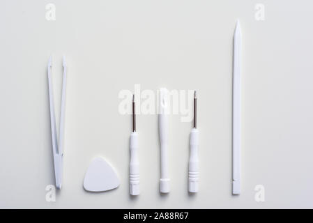 Strumenti per la riparazione del telefono tramite il telefono cellulare tecnico o da utilizzare per fissare autonomamente dello smartphone Foto Stock