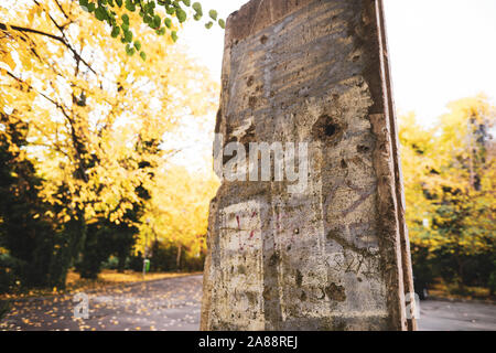 Bucarest, Romania - 7 Novembre 2019: dettagli di un pezzo di calcestruzzo dal muro di Berlino sul display in Bucarest, come un simbolo della lotta comunista revo Foto Stock