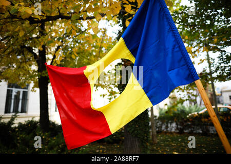 Dettagli con la bandiera rumena con un foro, il simbolo della rivoluzione romena da dicembre 1989 quando l'emblema comunista è stato tagliato fuori dal fl Foto Stock