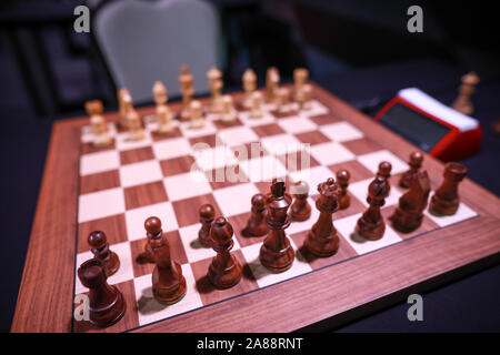 Profondità di campo (messa a fuoco selettiva) immagine con scacchi in legno pezzi su un tavolo di legno prima di un concorso professionale. Foto Stock