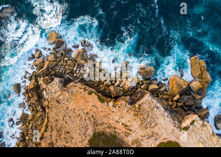 Vista aerea del litorale e scogliere durante il tramonto vicino alla città di Peniche. Il Portogallo in estate Foto Stock