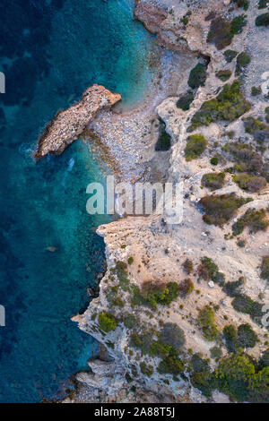 Vista aerea del litorale e yacht sull'isola di Ibiza durante il tramonto. Foto Stock