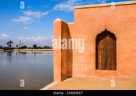 Il Marocco, Marrakech. La Menara, un vasto giardino con olivi piantati sotto la dinastia almohade. Ai piedi di un pavillon, uno stagno alimentato con wate Foto Stock