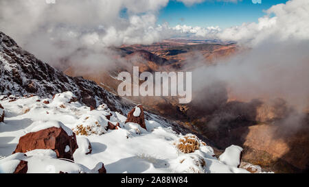 Maroc montagna: nevicato Alto Atlante - vista superiore Foto Stock