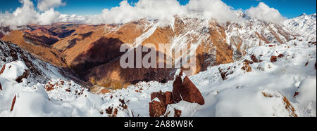 Maroc montagna: nevicato Alto Atlante - vista superiore Foto Stock