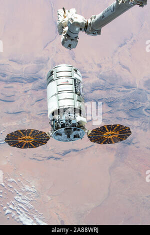 La Northrop Grumman Cygnus space freighter è agganciato dal CanadaArm2, azionato da astronauta della NASA Jessica Meir, per approdare alla Stazione Spaziale Internazionale Novembre 4, 2019 in orbita intorno alla terra. Questa è la dodicesima commerciale nave rifornimento da Northrop Grumman per consegnare cargo verso la stazione spaziale internazionale. Foto Stock