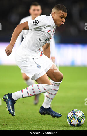 (191107) -- Parigi, nov. 7, 2019 (Xinhua) -- Kylian Mbappe di Parigi Saint-Germain compete durante la UEFA Champions League match tra Parigi Saint-Germain e Club Brugge presso il Parc des Princes a Parigi, Francia, nov. 6. 2019. (Foto da Jack Chan/Xinhua) Foto Stock