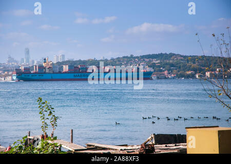 Vecchi moli sul mare, con barche naufragate e utilizzabili Foto Stock