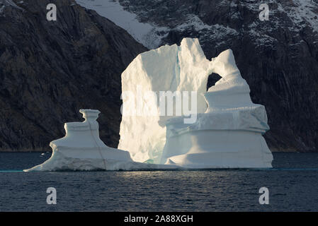 Herbst im Øfjord, Scoresby Sund, Kangertittivaq, Grönland, Dänemark. Iceberg galleggianti in fiordo in autunno, Kangertitivaq, Groenlandia orientale, Danimarca Foto Stock