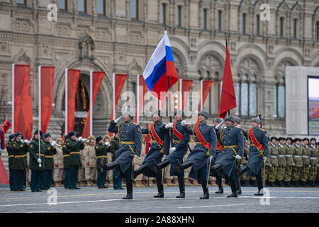 (191107) -- MOSCA, nov. 7, 2019 (Xinhua) -- soldati russi partecipano a una parata sulla Piazza Rossa di Mosca, Russia, nov. 7, 2019, per contrassegnare il 78o anniversario della leggendaria parata militare nel 1941. Il nov. 7, 1941 parade si è svolta dopo la Russia ha aderito la II Guerra Mondiale e volto a sollevare il morale come nazista le forze tedesche si avvicinò a Mosca. Le truppe di frequentare la parata capo direttamente al frontline al di fuori Mosca dopo la parata. (Xinhua/Evgeny Sinitsyn) Foto Stock