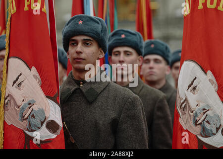 (191107) -- MOSCA, nov. 7, 2019 (Xinhua) -- soldati russi nella II Guerra Mondiale-ser uniformi partecipare ad una parata sulla Piazza Rossa di Mosca, Russia, nov. 7, 2019, per contrassegnare il 78o anniversario della leggendaria parata militare nel 1941. Il nov. 7, 1941 parade si è svolta dopo la Russia ha aderito la II Guerra Mondiale e volto a sollevare il morale come nazista le forze tedesche si avvicinò a Mosca. Le truppe di frequentare la parata capo direttamente al frontline al di fuori Mosca dopo la parata. (Xinhua/Evgeny Sinitsyn) Foto Stock