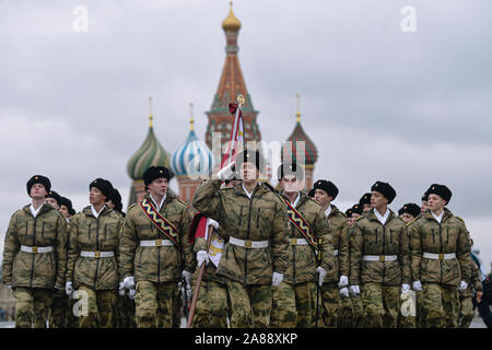 (191107) -- MOSCA, nov. 7, 2019 (Xinhua) -- soldati russi partecipano a una parata sulla Piazza Rossa di Mosca, Russia, nov. 7, 2019, per contrassegnare il 78o anniversario della leggendaria parata militare nel 1941. Il nov. 7, 1941 parade si è svolta dopo la Russia ha aderito la II Guerra Mondiale e volto a sollevare il morale come nazista le forze tedesche si avvicinò a Mosca. Le truppe di frequentare la parata capo direttamente al frontline al di fuori Mosca dopo la parata. (Xinhua/Evgeny Sinitsyn) Foto Stock