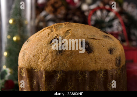 Natale Panettone al cioccolato torta con decorazioni di Natale sul tavolo di legno. Close up Foto Stock