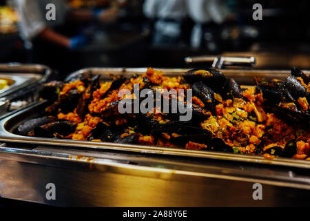 Cozze al forno con verdure in cucina del ristorante Foto Stock