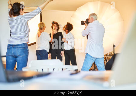 Foto assistant e make-up artist nello styling e make-up di un modello Foto Stock