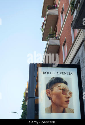 Milano, Italia, agosto 2019. Bottega Veneta commerciale visualizzato tramite affissioni in una strada principale del centro della citta'. Foto Stock