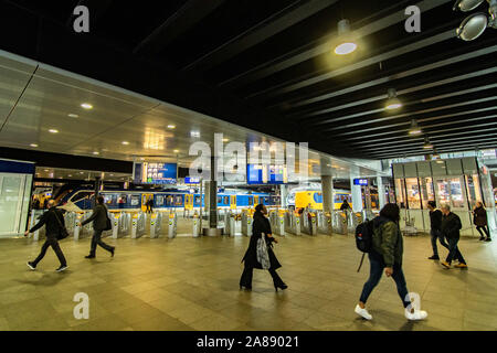 Den Haag, Paesi Bassi. 07 Nov, 2019. DEN HAAG, 07-11-2019, la stazione ferroviaria centrale di La Hague CS. Credito: Pro scatti/Alamy Live News Foto Stock