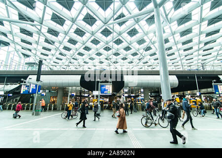 Den Haag, Paesi Bassi. 07 Nov, 2019. DEN HAAG, 07-11-2019, la stazione ferroviaria centrale di La Hague CS. Credito: Pro scatti/Alamy Live News Foto Stock