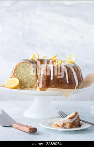 Lemon poppyseed bundt cake. Foto Stock