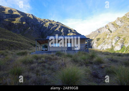 Highland Creek capanna. Te Araroa Trail. Motatapu Via Alpina. Isola del Sud. Nuova Zelanda Foto Stock