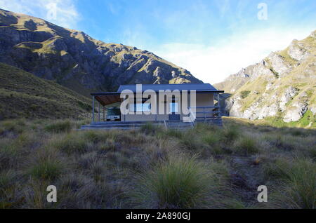 Highland Creek capanna. Te Araroa Trail. Motatapu Via Alpina. Isola del Sud. Nuova Zelanda Foto Stock