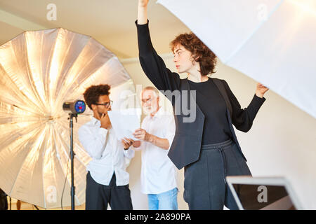 Fotografo con il team art director e modello prepara un servizio fotografico Foto Stock