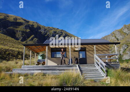 Highland Creek capanna. Te Araroa Trail. Motatapu Via Alpina. Isola del Sud. Nuova Zelanda Foto Stock