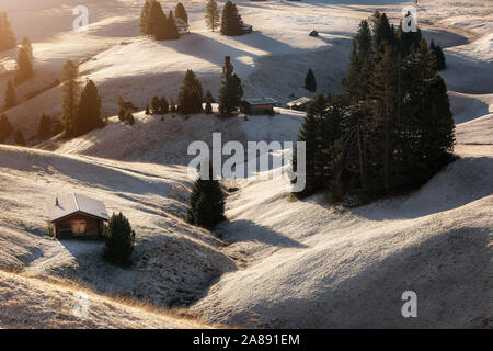 Misty panorama in Alpe di Siusi o Alpe di Siusi alla bellissima alba, di montagna delle Dolomiti, Italia Foto Stock