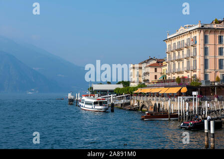 Un giorno di estate nel villaggio di Bellagio sul Lago di Como in Lombardia Italia Europa UE Foto Stock