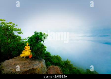 Bella vista a Khao Phraya Doenthong viewpoint in mattinata nella provincia di Lopburi, Thailandia. Destinazione di viaggio concetto e landmark idea Foto Stock