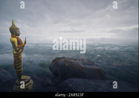 Bella vista a Khao Phraya Doenthong viewpoint in mattinata nella provincia di Lopburi, Thailandia. Destinazione di viaggio concetto e landmark idea Foto Stock