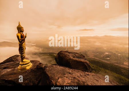 Bella vista a Khao Phraya Doenthong viewpoint in mattinata nella provincia di Lopburi, Thailandia. Destinazione di viaggio concetto e landmark idea Foto Stock