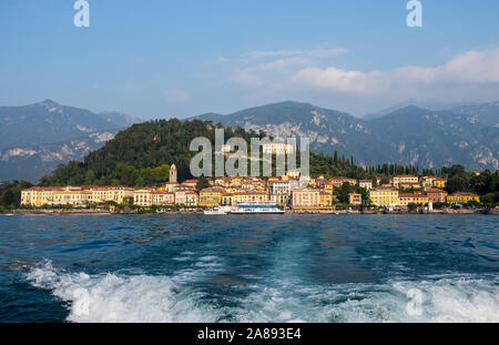Una vista di Bellagio, prendere dal retro di una barca durante un tardo pomeriggio gita in barca sul Lago di Como, Lombardia Italia Europa UE Foto Stock