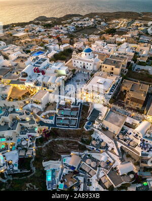 La piazza centrale con la Chiesa in Grecia SANTORINI, european sea resort panorama verticale Foto Stock